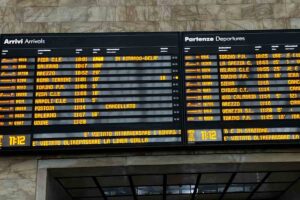 tabelloni di partenze e arrivi dei treni