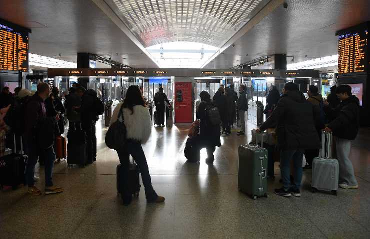 una stazione dei treni con tante persone