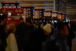 una stazione dei treni con tanta gente per lo sciopero