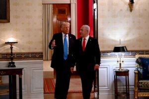 Donald Trump e Benjamin Netanyahu in uno dei corridoi della casa bianca