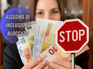 Donna tiene mano soldi scritta Assegno Inclusione bloccato segnale stop