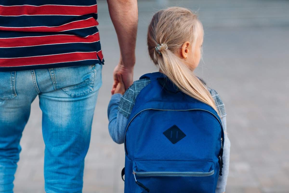 “Voglio un bimbo”, l’incubo fuori dalla scuola a Milano. 50enne arrestato dopo aver tentato di rapire due gemelline