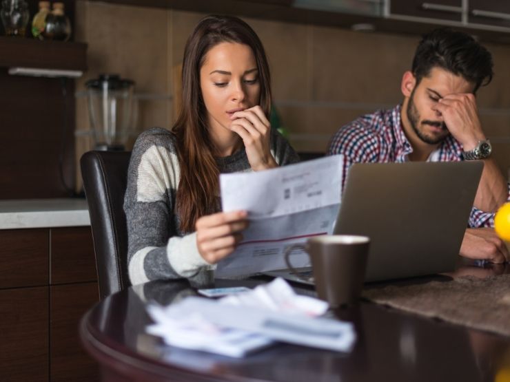 Una giovane coppia fa i conti di casa e sono altissimi