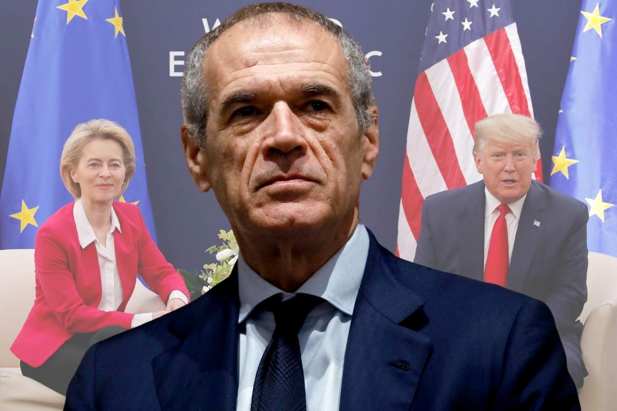 Sullo sfondo una foto di Ursula von der Leyen e Donald Trump nel 2020. In primo piano l'economista Carlo Cottarelli