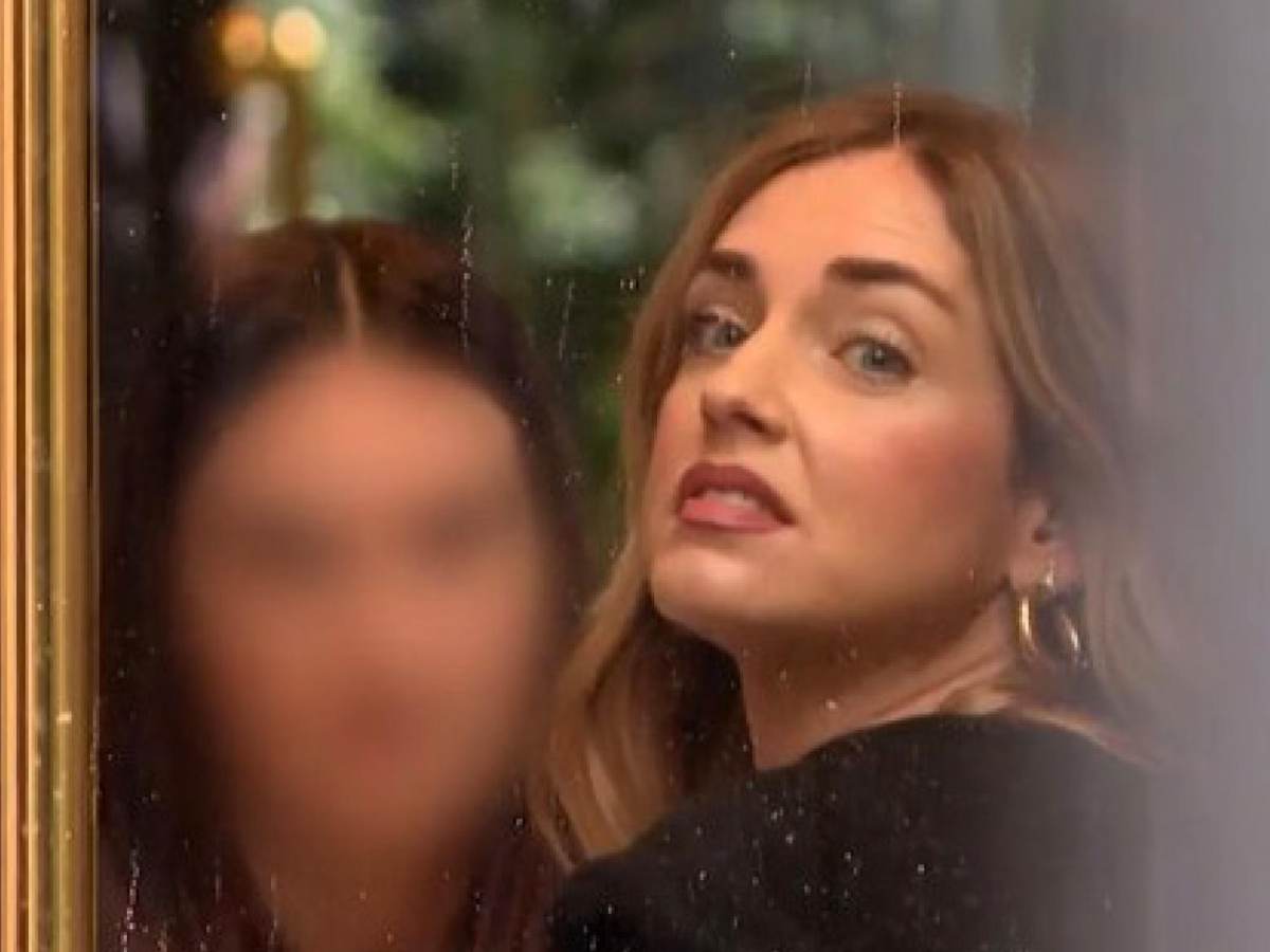 Chiara Ferragni, in un ristorante, si volta per guardare un fotografo