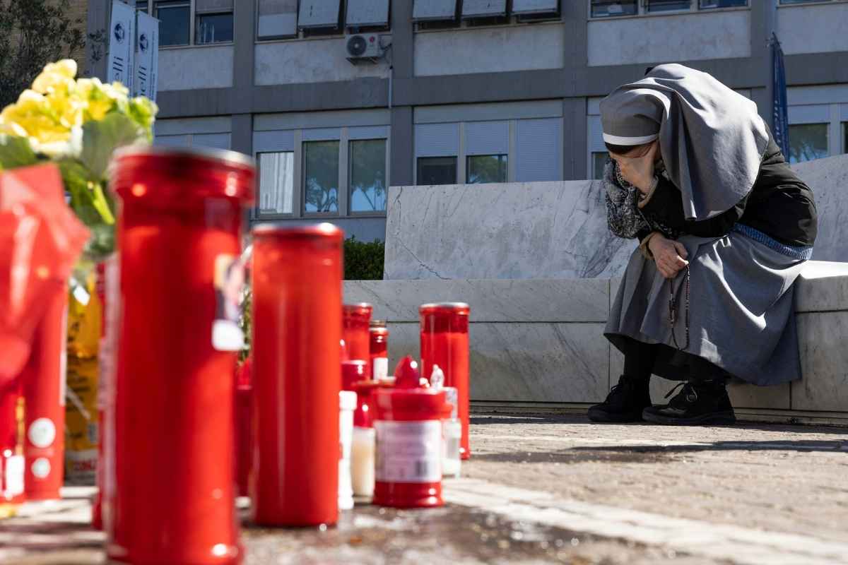 Ventilazione meccanica per Papa Francesco, condizioni stabili ma il Vaticano alimenta i dubbi: “Ci vorrà tempo”