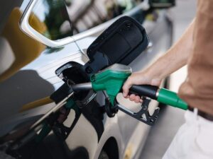 Una persona rifornisce carburante dell'automobile