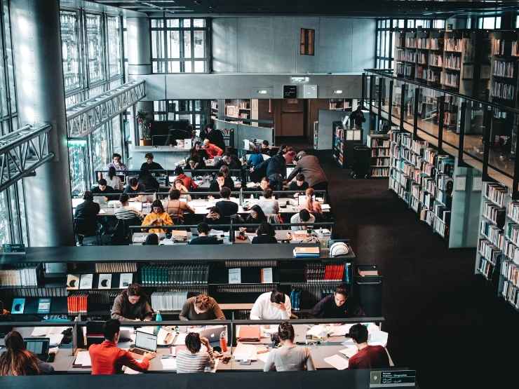 Studenti durante un esame universitario