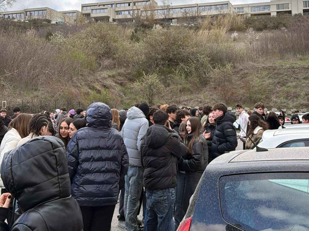 Studenti e lavoratori in strada dopo l'evacuazione per il terremoto a Potenza