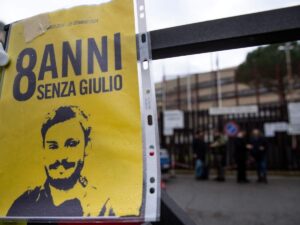 Un manifesto di Giulio Regeni fuori dal Tribunale