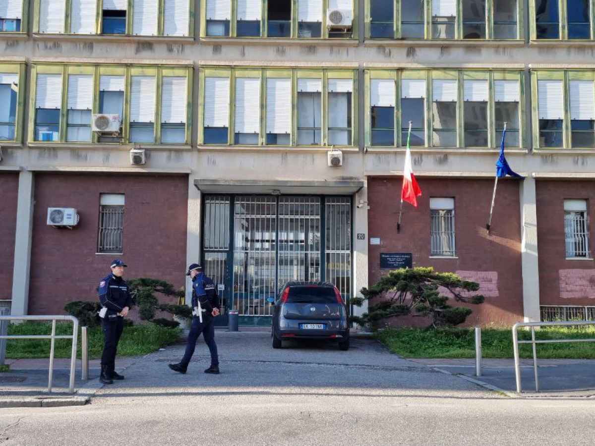 L'esterno del carcere minorile Cesare Beccaria di Milano