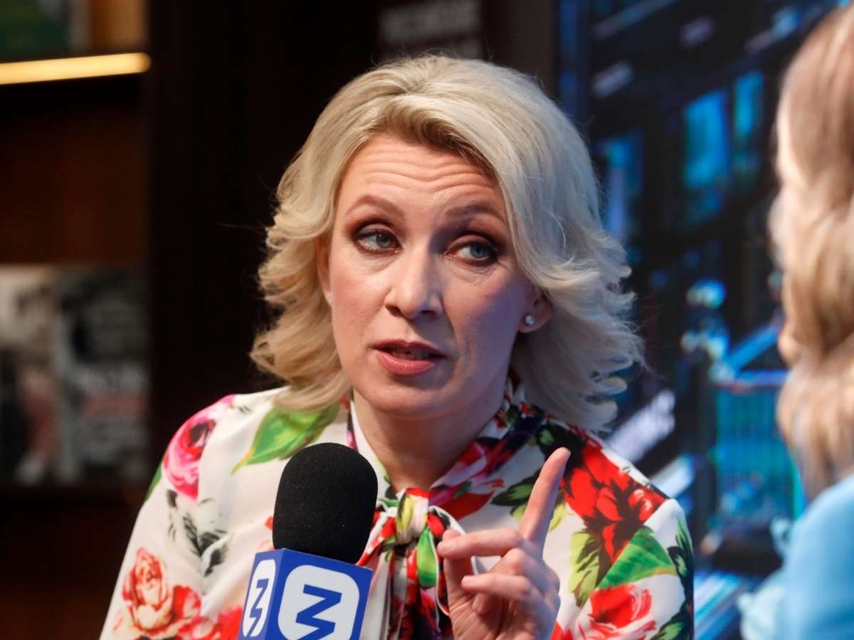 Maria Zakharova parla con i giornalisti