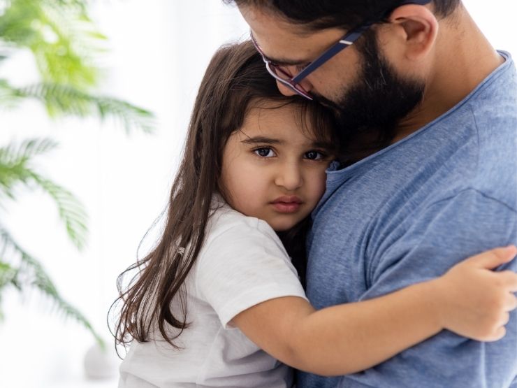 Una figlia triste abbraccia suo padre