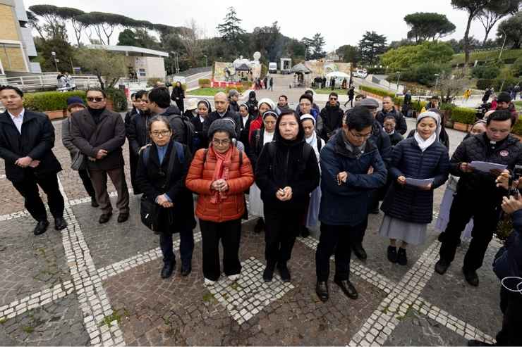 Papa Francesco ricoverato, fedeli in preghiera