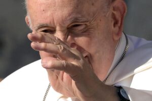 Papa Francesco saluta i fedeli