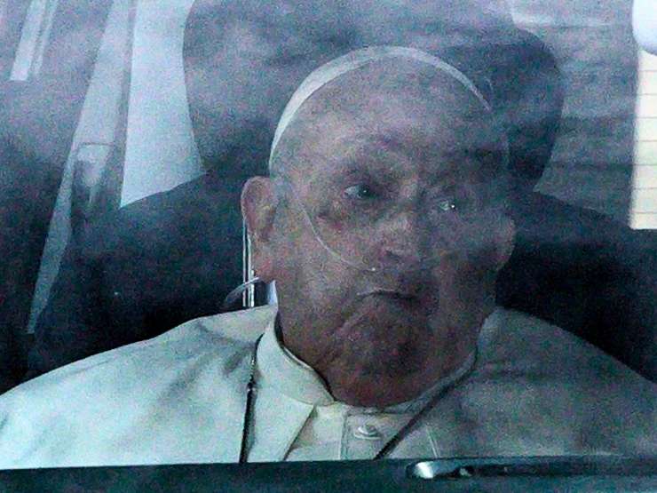 Papa Francesco esce dal Gemelli per tornare a Santa Marta in Vaticano