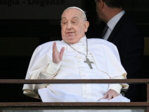 Papa Francesco si affaccia dal Policlinico Gemelli prima di essere dimesso