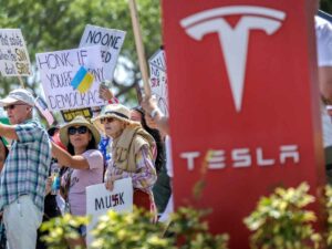 Proteste negli Usa contro Tesla