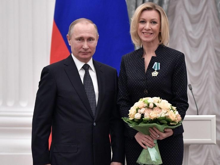 Il presidente russo Vladimir Putin e la portavoce del Ministero degli Esteri Maria Zakharova durante una cerimonia ufficiale