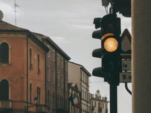 Un semaforo giallo in una città italiana