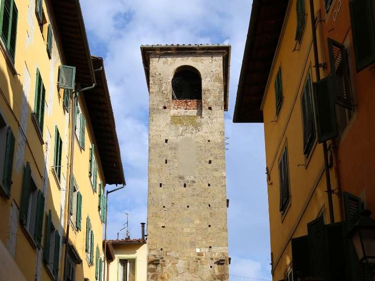 Torre del Campano a Pisa, foto dal basso durante una giornata di sole