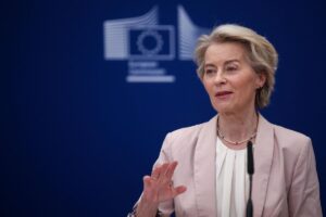 Ursula von der Leyen parla ai giornalisti