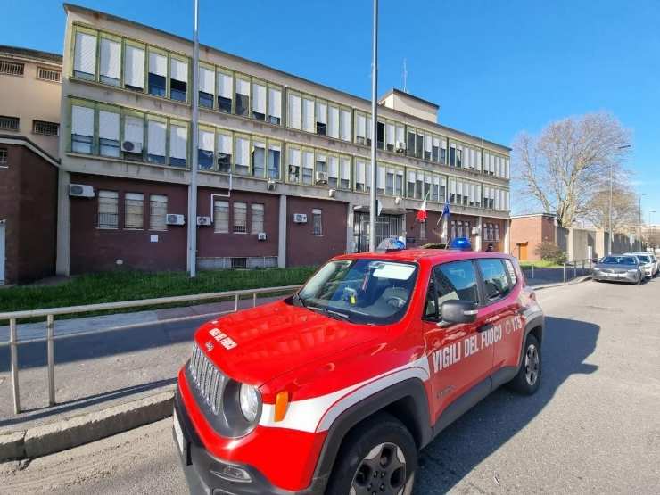 Auto dei vigili del fuoco parcheggiata fuori dal carcere Beccaria di Milano