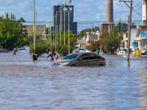 un'auto sotto l'acqua durante un alluvione