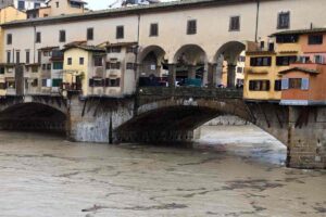 ponte vecchio e l'acqua dell'arno in salita