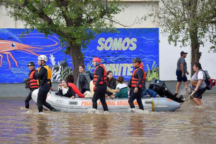 delle persone che vanno a recuperare durante l'alluvione