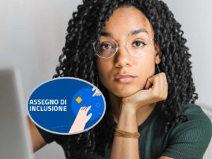 Ragazza con il mento appoggiato su una mano. In un ovale la grafica ufficiale dell'assegno di inclusione