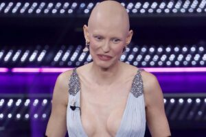 bianca balti con un vestito elegante a sanremo