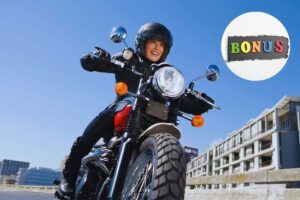 una ragazza in moto e nel cerchietto la scritta bonus