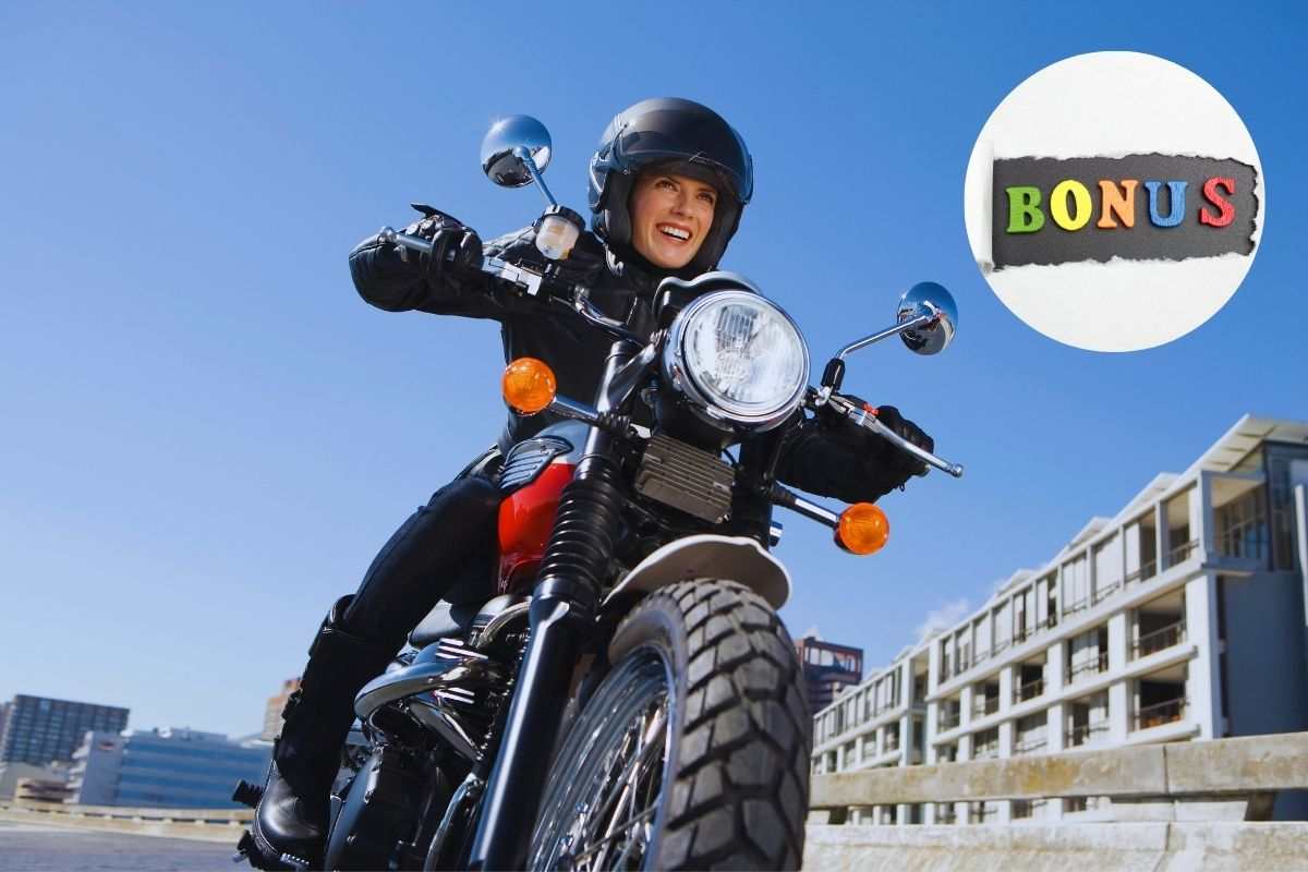 una ragazza in moto e nel cerchietto la scritta bonus