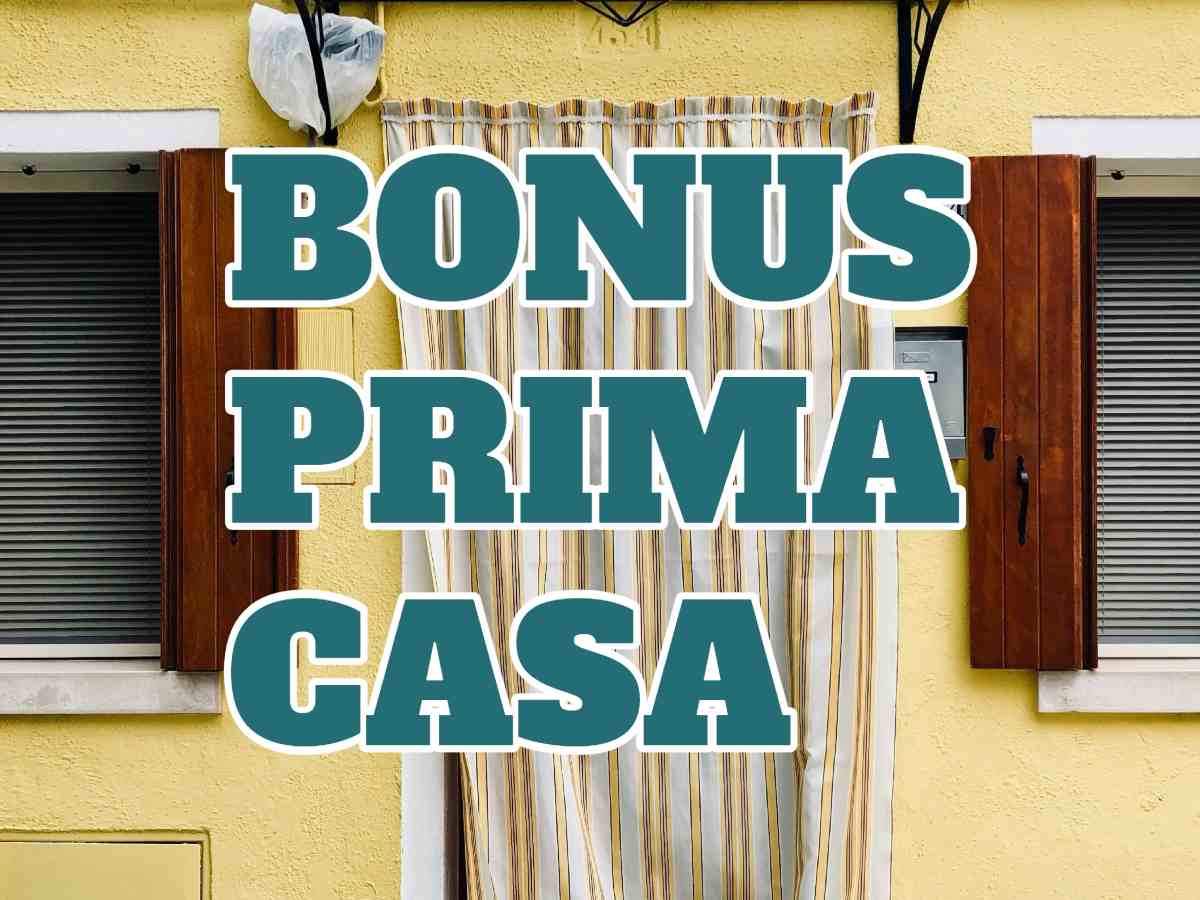 Scritta "Bonus prima casa", con l'entrata di un appartamento in background