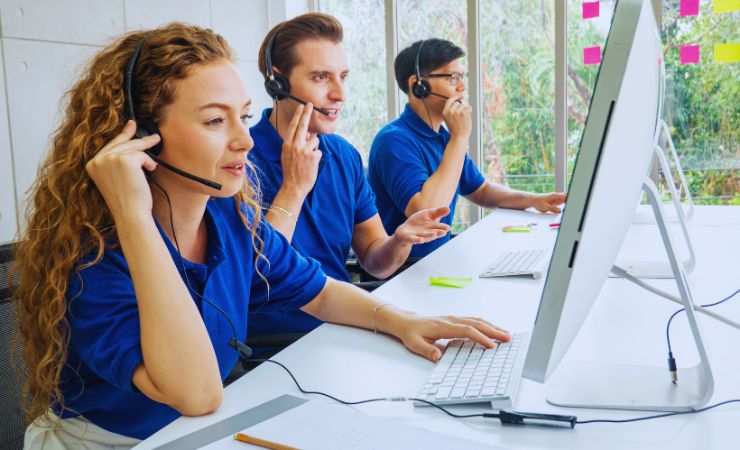 ragazzi che sono al computer con auricolare