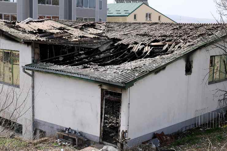 un capannone distrutto da un incendio