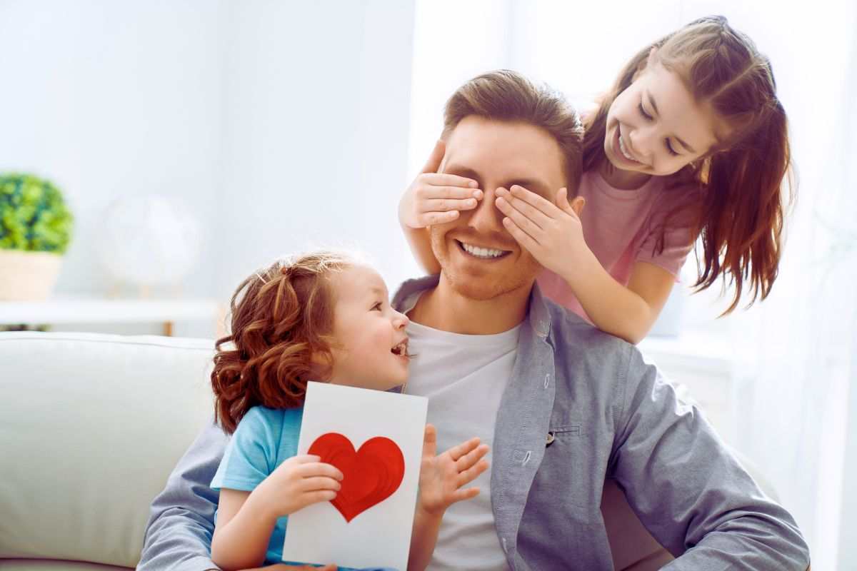 Regali Festa del Papà, cosa scegliere e come risparmiare: consigli dell’esperto per il regalo perfetto