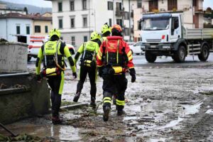 vigili del fuoco durante l'alluvione