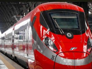 Un treno Frecciarossa in una stazione italiana