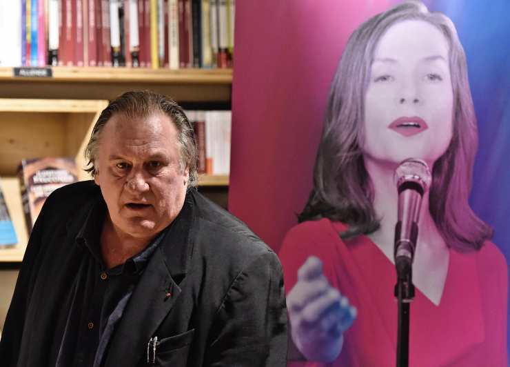 gerard depardieu serio e dietro una cantante