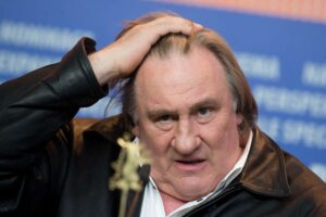 gerard depardieu si manda i capelli indietro