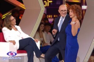 cesara bonamici seduta mentre alfonso signorini e beatrice luzzi in piedi