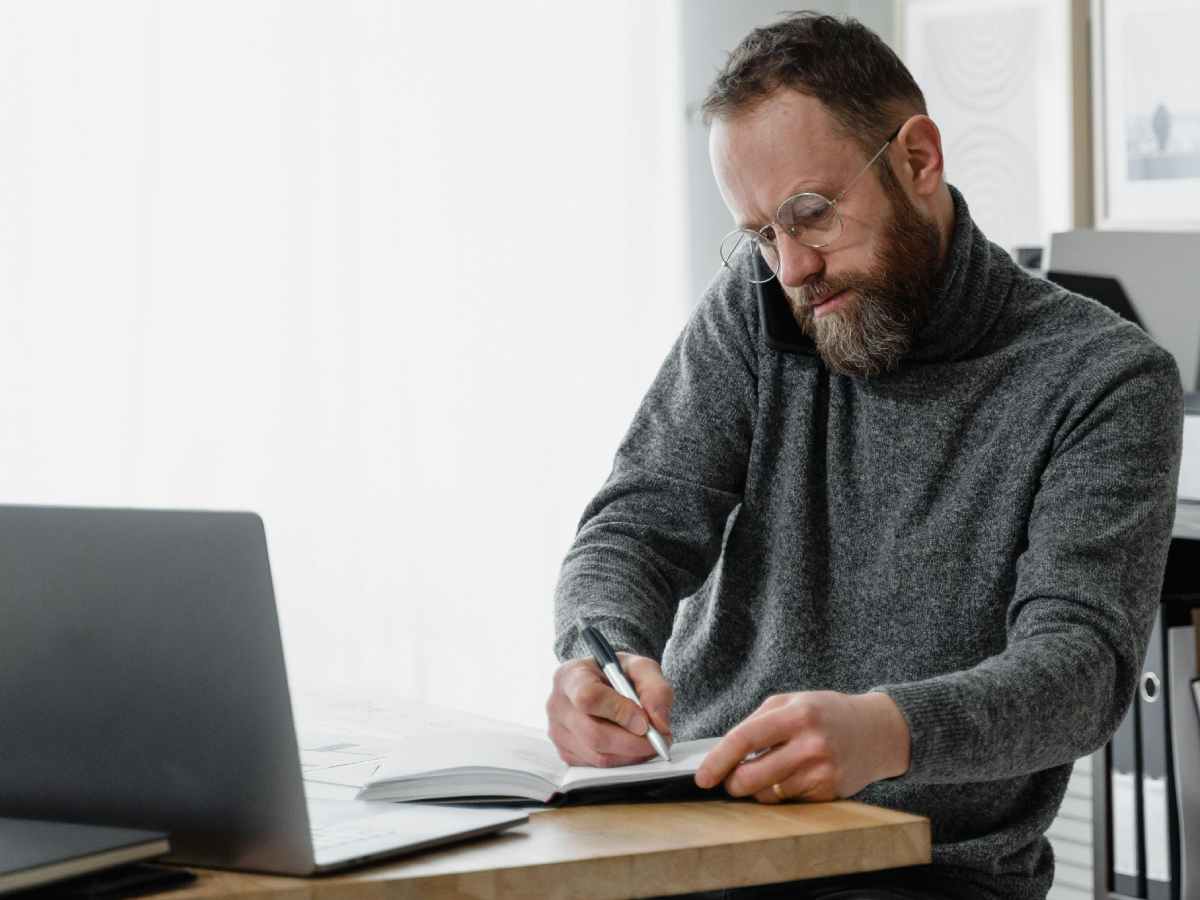 Lavoratore che prende appunti