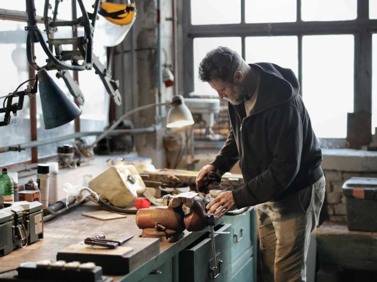 Un lavoratore autonomo in un'officina