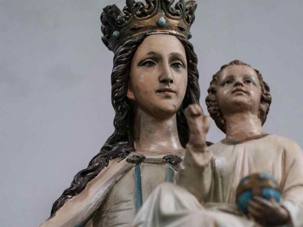 Una statuina della Madonna con bambino