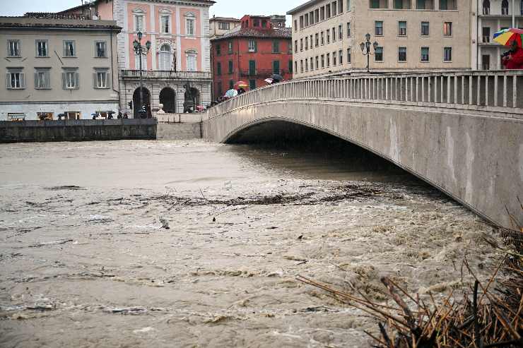 fiume rischia di esondare