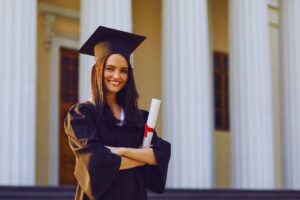 una ragazza dopo la laurea