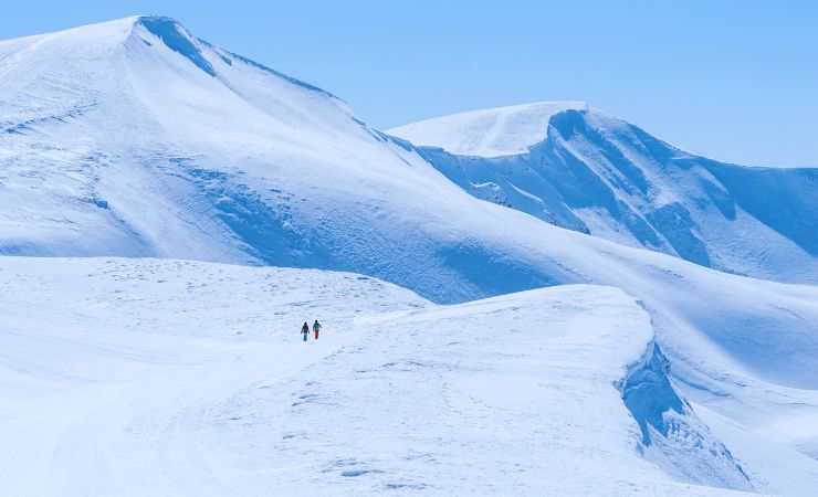 neve con persone in lontananza