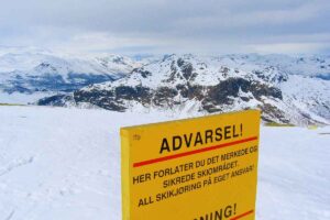 neve e cartello di avviso